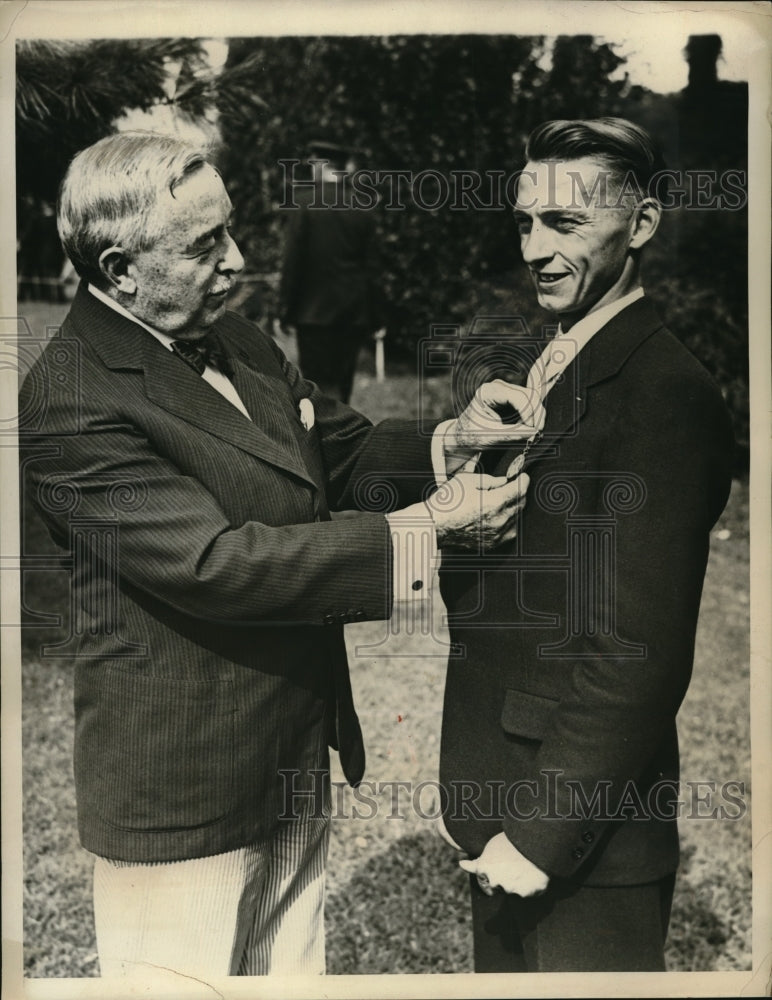 1933 Press Photo Warren Dues Awarded Gold Medal for Rescue of Children from Fire