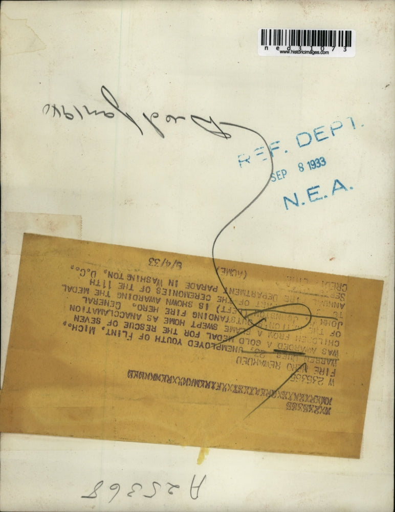 1933 Press Photo Warren Dues Awarded Gold Medal for Rescue of Children from Fire