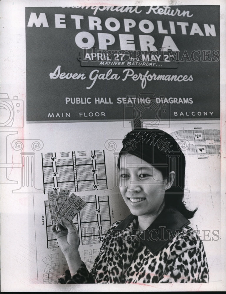 1970 Press Photo Dr and Mrs David Dee Jr will attend opening night and closing