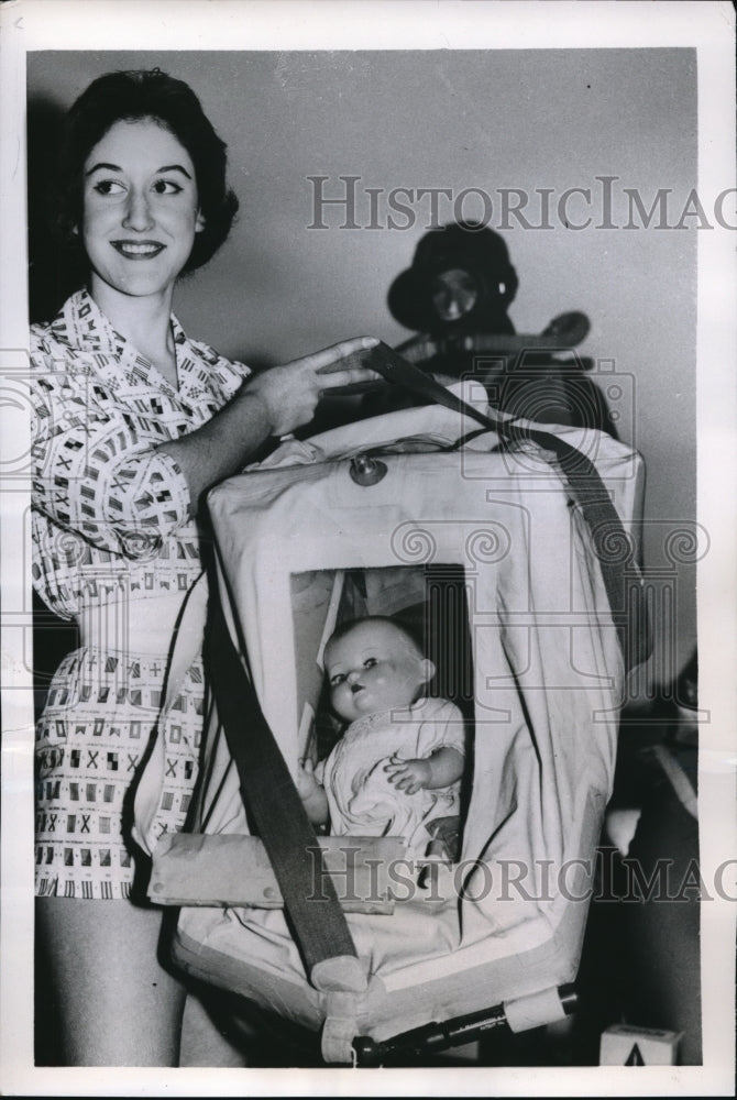 Load image into Gallery viewer, 1957 Press Photo London what it takes to keep baby afloat is demonstrated by
