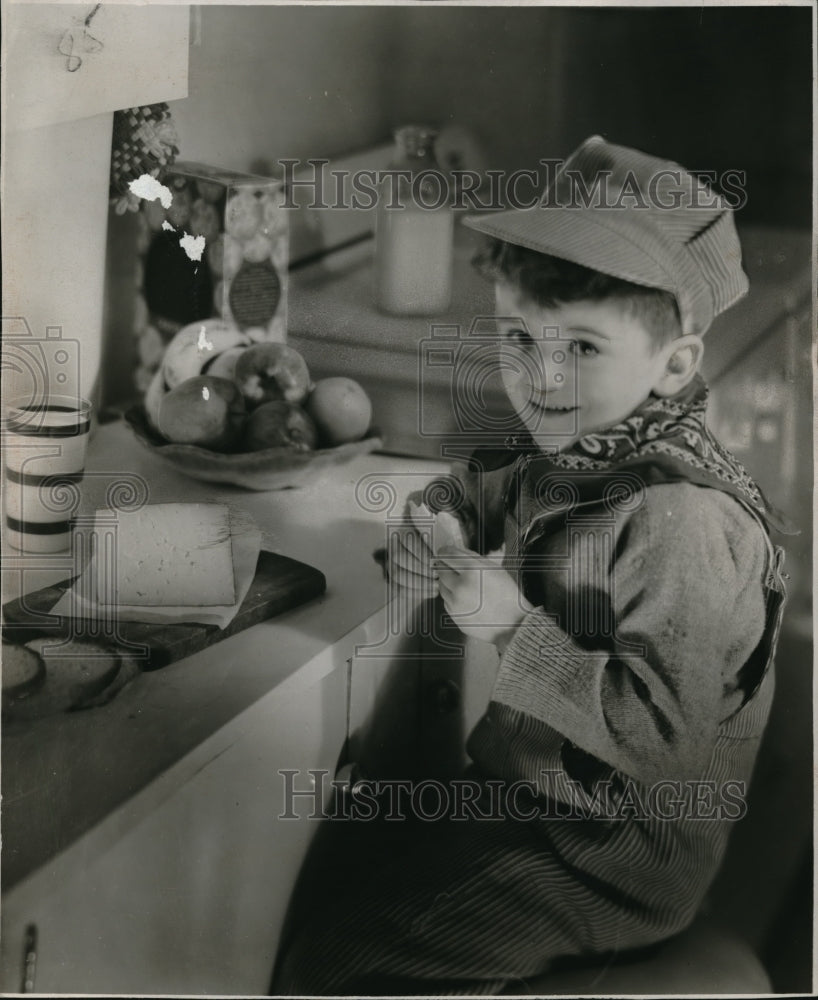 1950 Press Photo Gaynor Maddox a young engineer is refueling wisely on Milk,