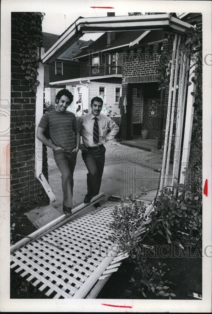 Load image into Gallery viewer, 1971 Press Photo Edward Simunds and Lawrence Fioritto
