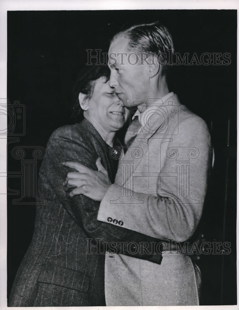 1953 Press Photo Elizabeth Berkenkopf Embraces 33 Year Old Son Clemens