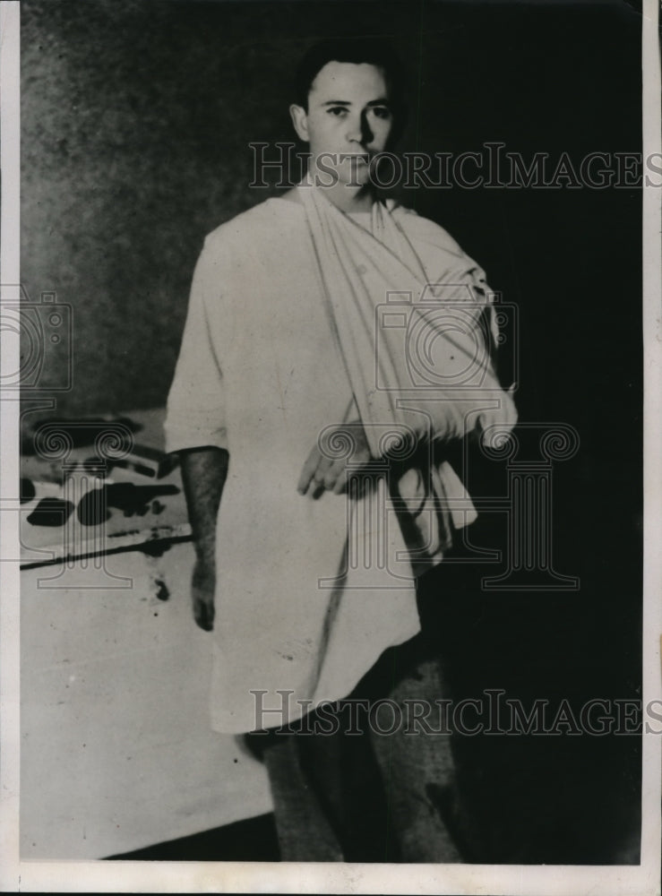 1935 Press Photo Howard Pierson at police station with superficial wound