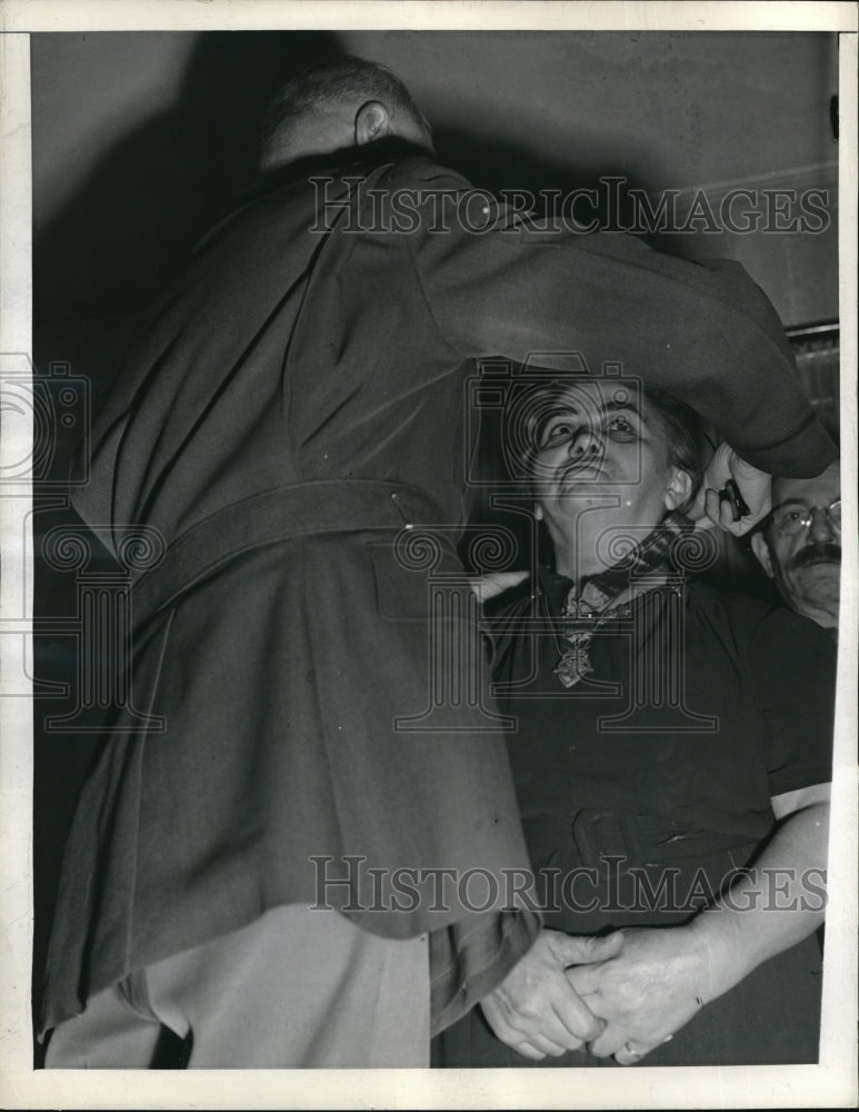 1943 Press Photo Dominic J Petrarca Awarded Son&#39;s Medal of Honor- Historic Images