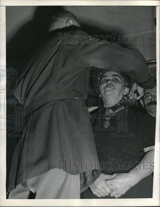 1943 Press Photo Dominic J Petrarca Awarded Son's Medal of Honor- Historic Images