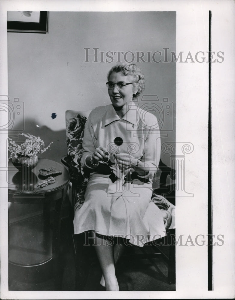 1950 Press Photo Woman advertising trifocal glasses