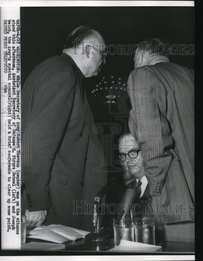 1954 Press Photo H. Strive Hensel And Joseph Welch Hold Brief Conference