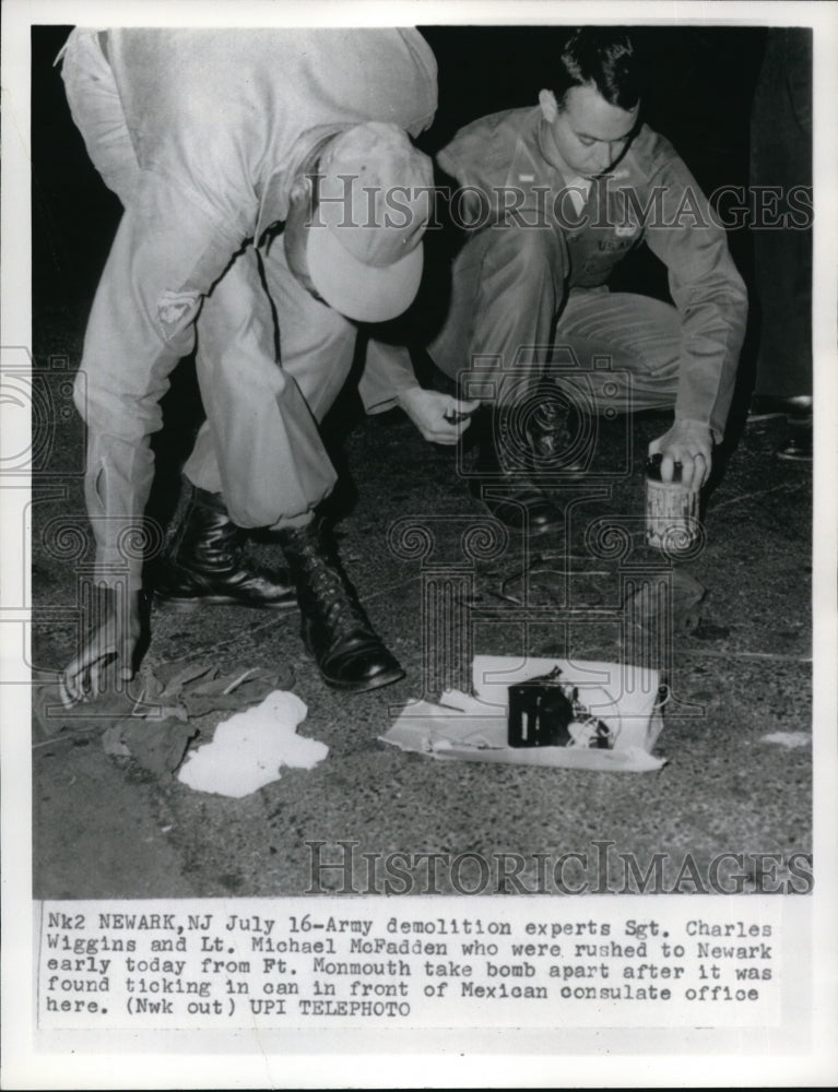 Press Photo Charles Wiggins and Michael McFadden taking apart a bomb in Newark
