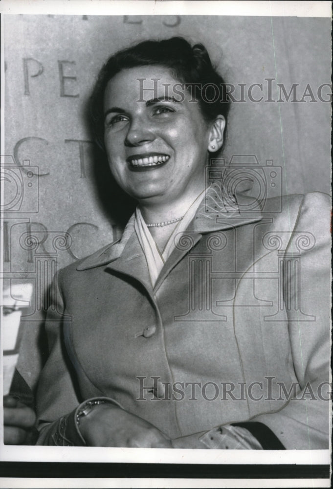 1957 Press Photo Mrs. Dorothy Dobrescu Waits To Tell Grand Jury What She Knows