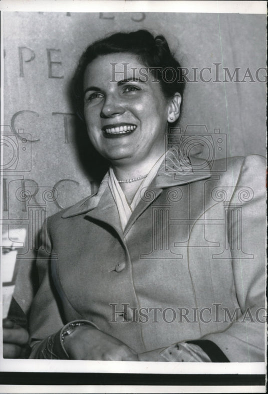 1957 Press Photo Mrs. Dorothy Dobrescu Waits To Tell Grand Jury What She Knows