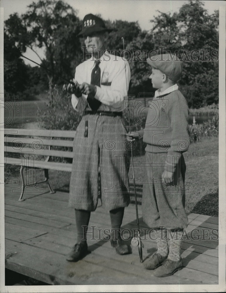 1933 Press Photo Phot shows L E DeGarmo of Chicago 76 yr old who has belonged
