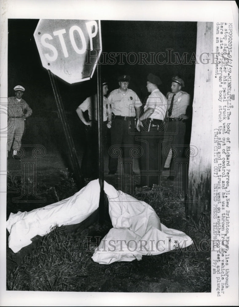 1957 Press Photo Minneapolis the body of Richard Perron lies at a stop sign