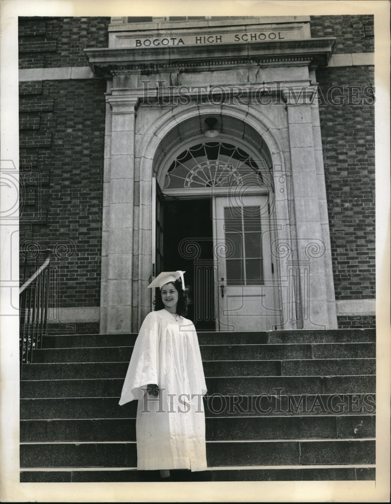 1943 Press Phoit will be greasepaint and footlight for Dorothy de Molina