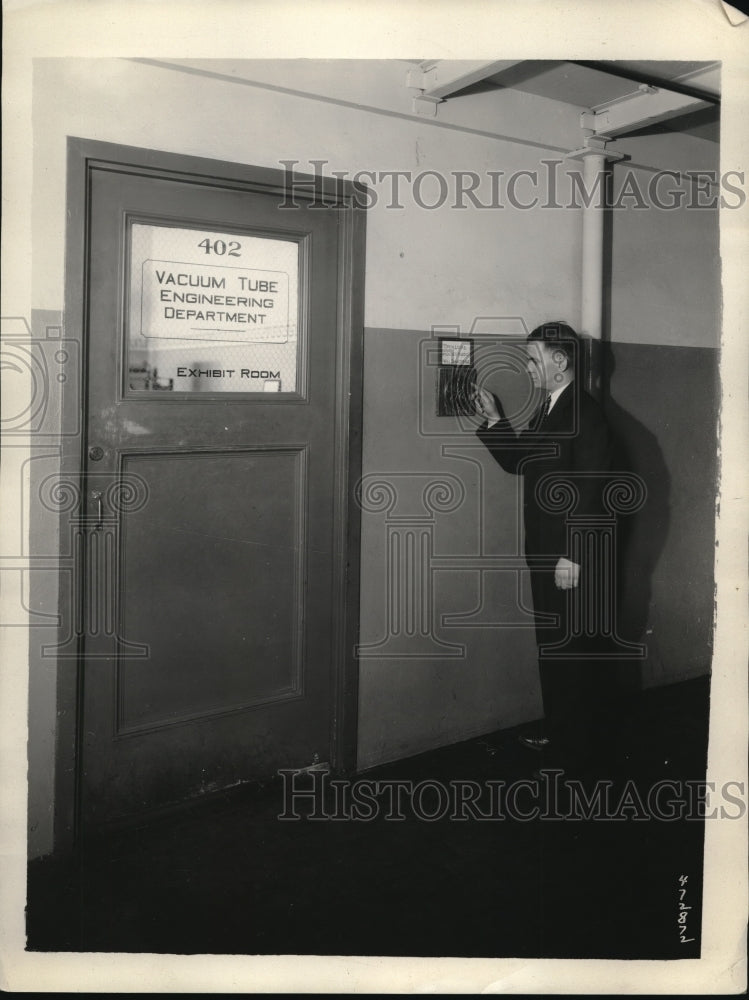 1932 Press Photo E S Darlington operates door of Lab