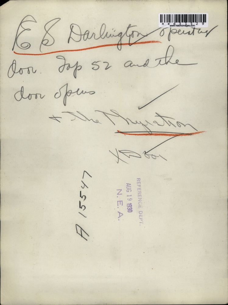 1932 Press Photo E S Darlington operates door of Lab