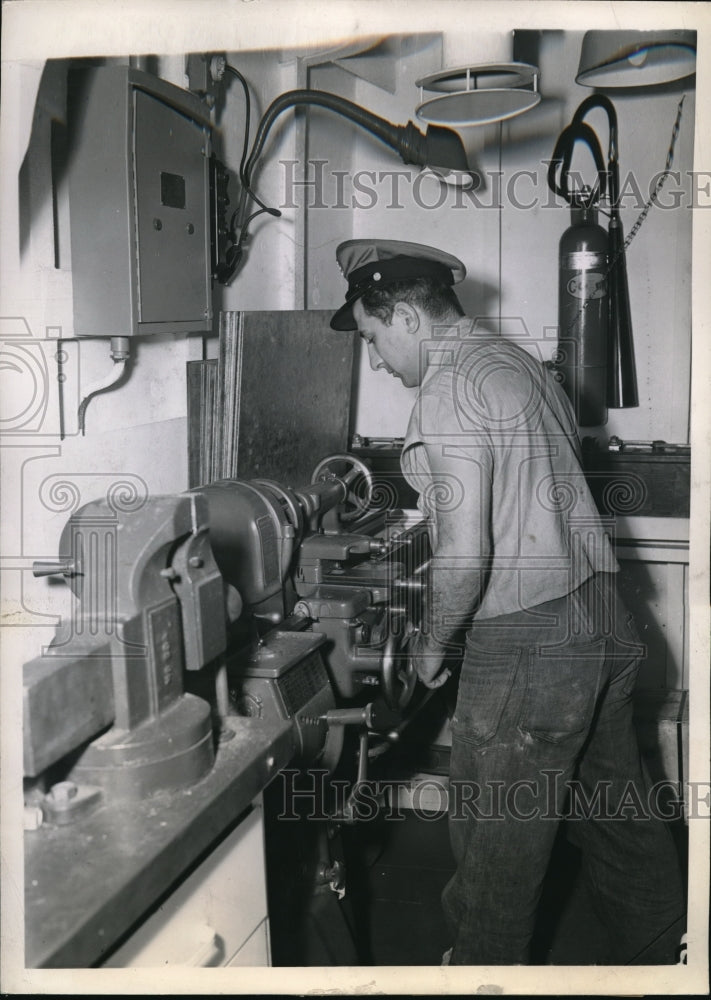 1944 Press Photo Chicago Pullman Standard Car Company C A Frutia Ship Machine