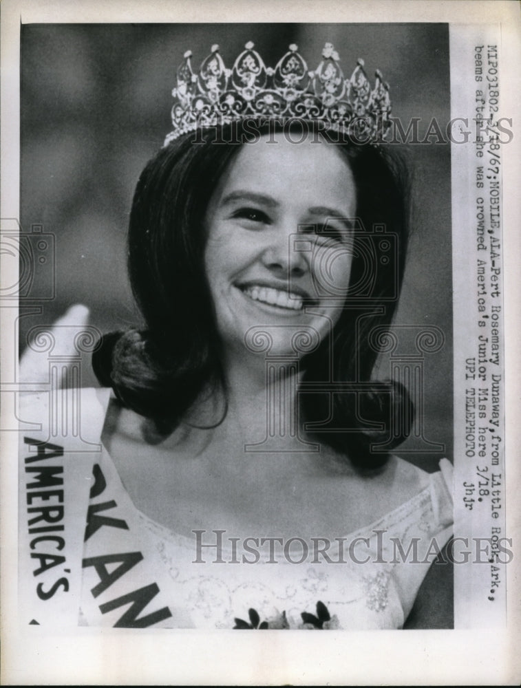 1967 Press Photo Pert Rosemary Dunaway was crowned America's Junior Miss.