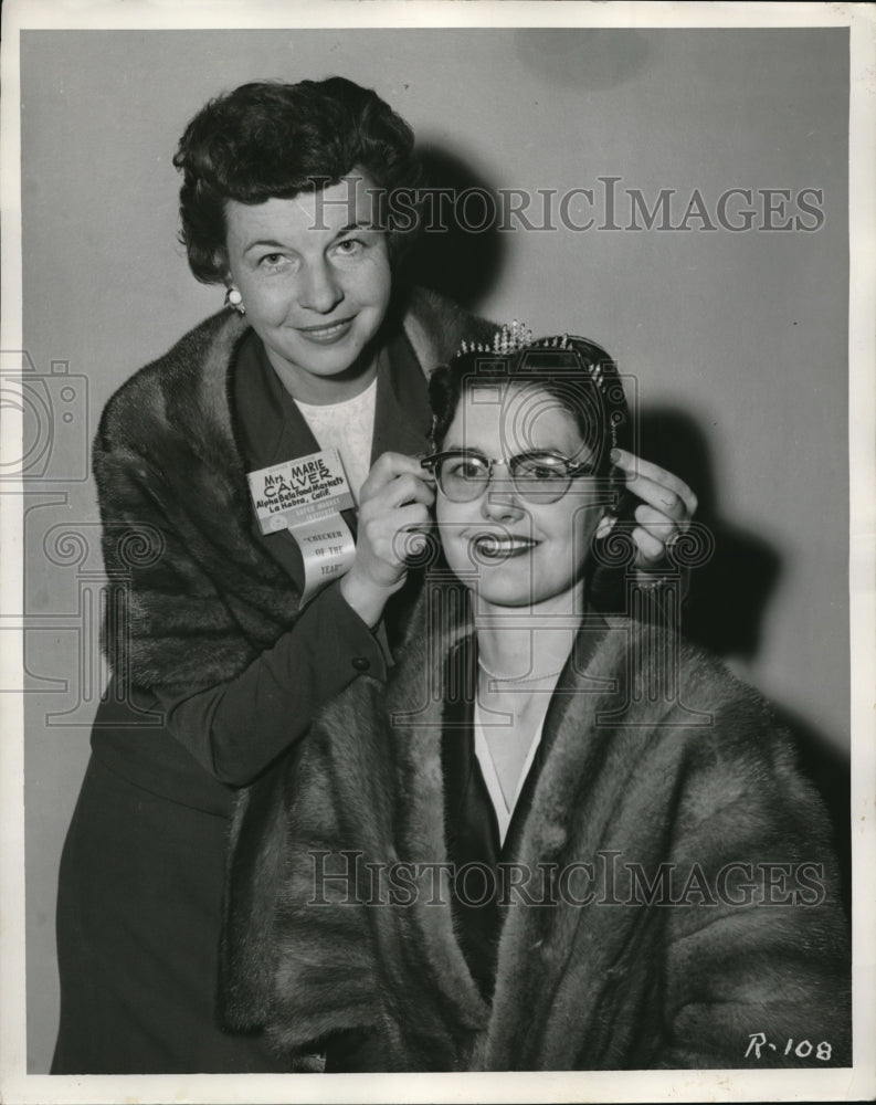 Load image into Gallery viewer, 1957 Press Photo Burnice Dees Choosen Wins Mink For Best Cashier

