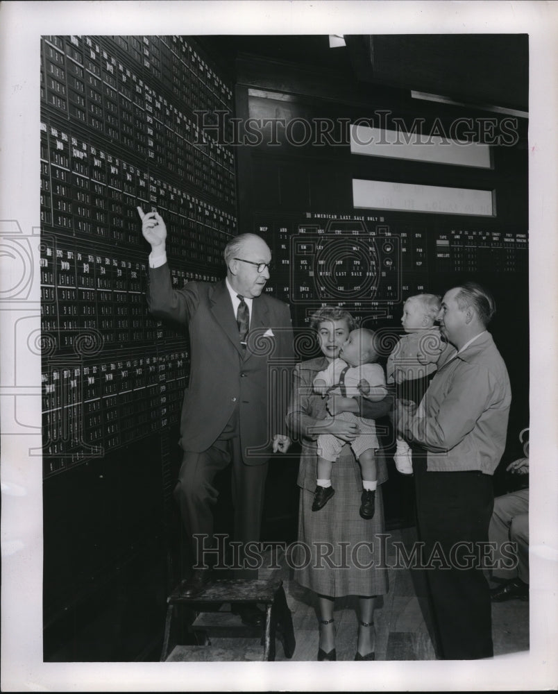 1954 Press Photo Mr. Ray L. Lamb Points To "Stock Quotation Board"