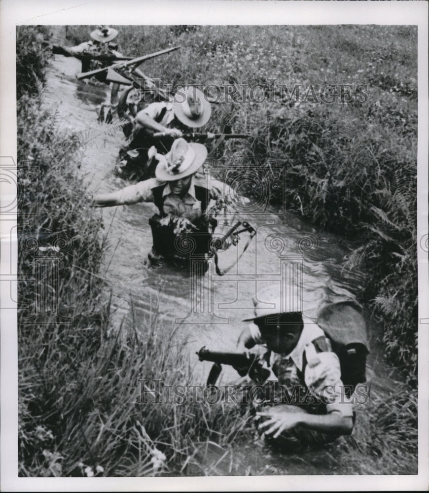 1953 Press Photo Burmese Government Troops Make Their Way Through A Deep Creek