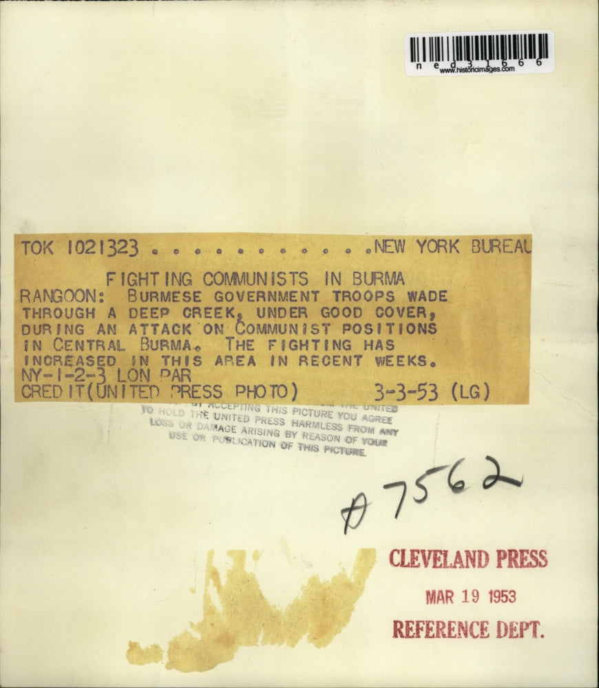 1953 Press Photo Burmese Government Troops Make Their Way Through A Deep Creek