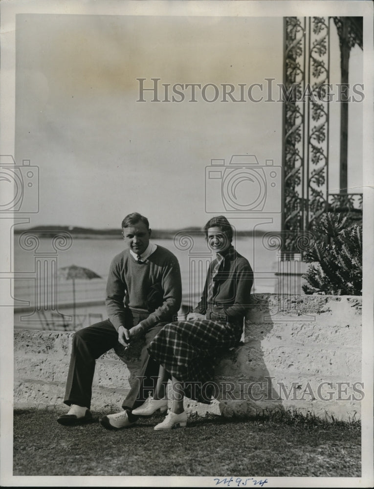Load image into Gallery viewer, 1934 Press Photo Mr. And Mrs. George Weibey HoneyMoon In Bermuda
