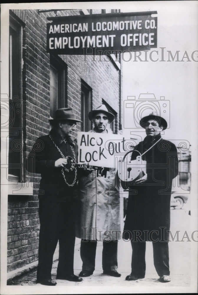 1951 Press Photo Members of U.N Steelworkers Local 2054 CIO parande in plant
