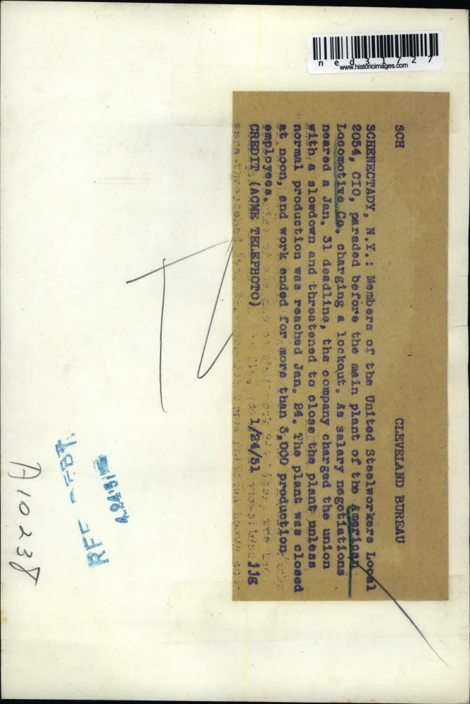 1951 Press Photo Members of U.N Steelworkers Local 2054 CIO parande in plant