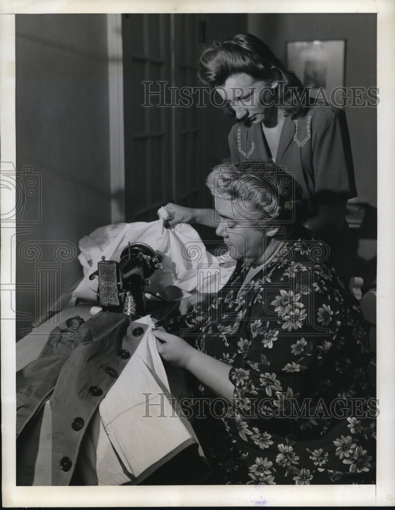 1942 Press Photo Mrs. Helen V. Meyer of Hollywood, is to sew in a lining
