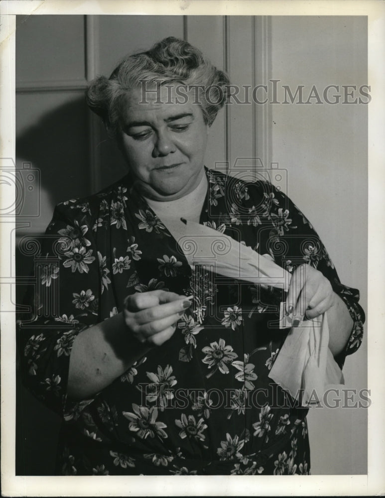 1942 Press Photo Mrs Meyers applies a lighted match to a strip of the paper- Historic Images