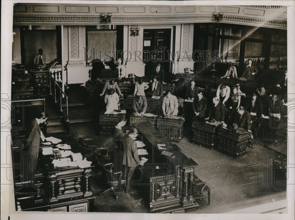 1935 Press Photo Rev. Robert P. Smith leads services in the Assembly Hall