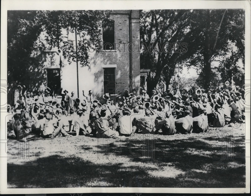 Load image into Gallery viewer, 1932 Press Photo Joining the Iowa Farmer's holiday movement.
