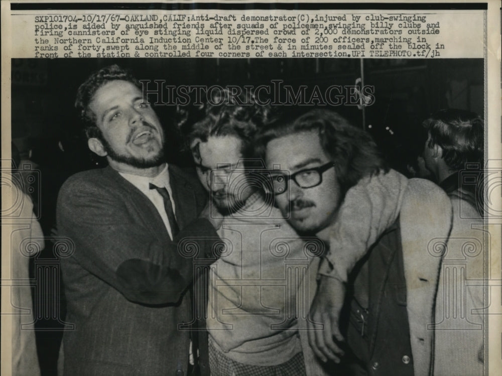 1967 Press Photo Oakland Anti-draft demonstrator injured by club swinging police