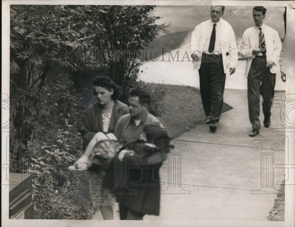 1952 Press Photo James & Eileen Needham carry in daughter