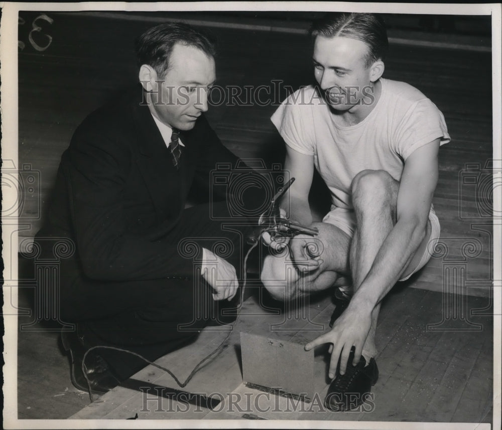 1939 Press Photo Glen Cunningham inspects new starting deviceshown - Historic Images