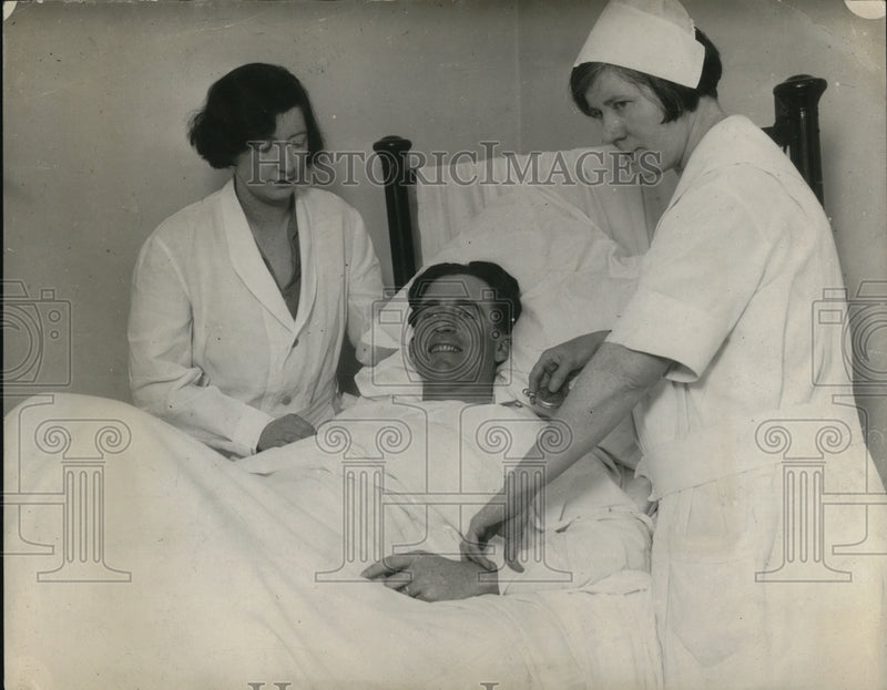 Load image into Gallery viewer, 1925 Press Photo Leona Kenna and Elualk Mamus woth their patient Billy Cuningham
