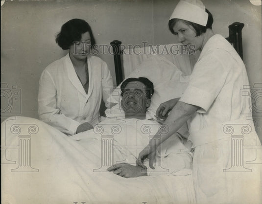1925 Press Photo Leona Kenna and Elualk Mamus woth their patient Billy Cuningham