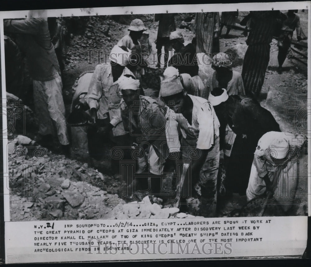 1954 Press Photo Laborers working at the great pyramid of Cheops at Giza