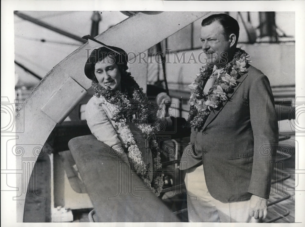 1935 Press Photo Arthur Tuckerman Notes Writer Arriving In Hawaii By Boat
