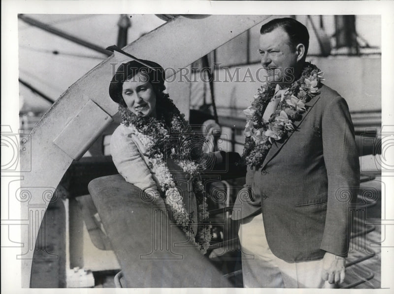 Load image into Gallery viewer, 1935 Press Photo Arthur Tuckerman Notes Writer Arriving In Hawaii By Boat
