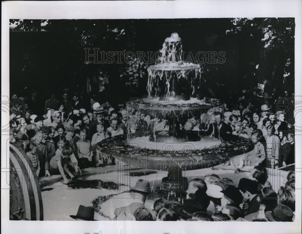 1955 Press Photo Luebecke Germany Tourists Town Fountain Gushes With Beer