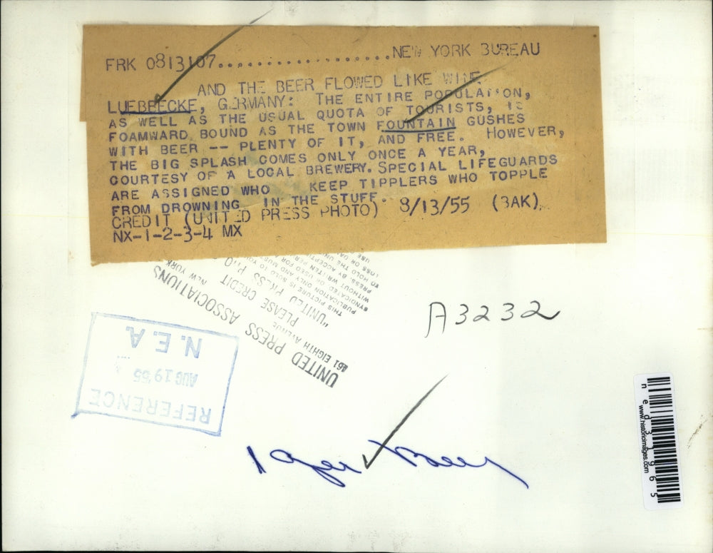 1955 Press Photo Luebecke Germany Tourists Town Fountain Gushes With Beer