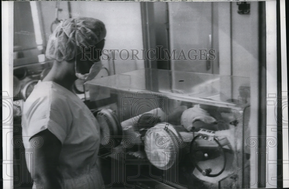 1957 Press Photo Chicago a nurse looks at baby boy delivered to Mrs Irma Szeinar