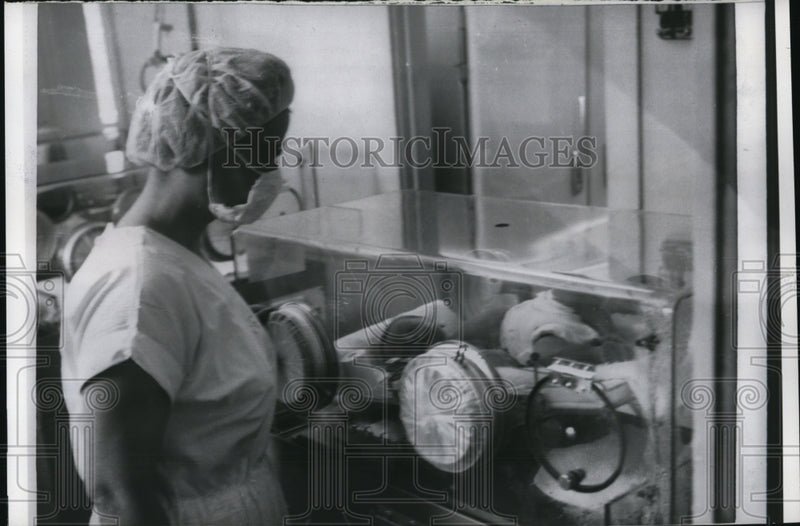 Load image into Gallery viewer, 1957 Press Photo Chicago a nurse looks at baby boy delivered to Mrs Irma Szeinar
