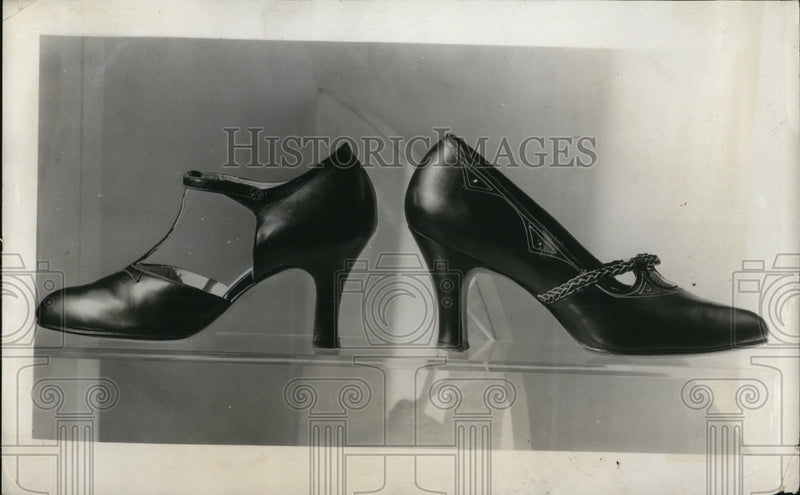 Load image into Gallery viewer, 1932 Press Photo The new all in one heel is latest development in kid shoes
