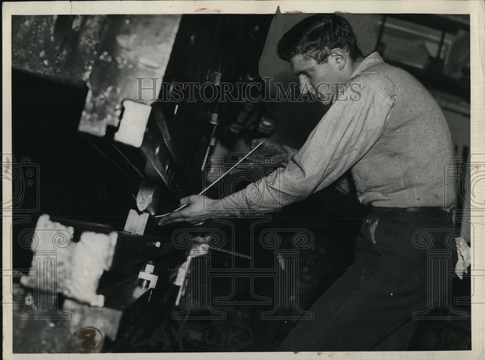 1937 Press Photo Brake machine curving metal bar for skirt panel.