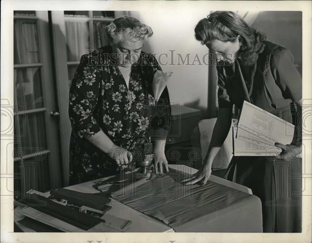1942 Press Photo Mrs. Helen V. Meyers And Ginny St. Meyer Cut Fabric