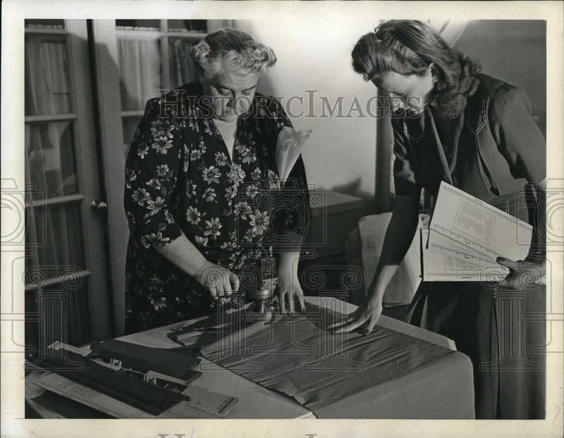 Load image into Gallery viewer, 1942 Press Photo Mrs. Helen V. Meyers And Ginny St. Meyer Cut Fabric
