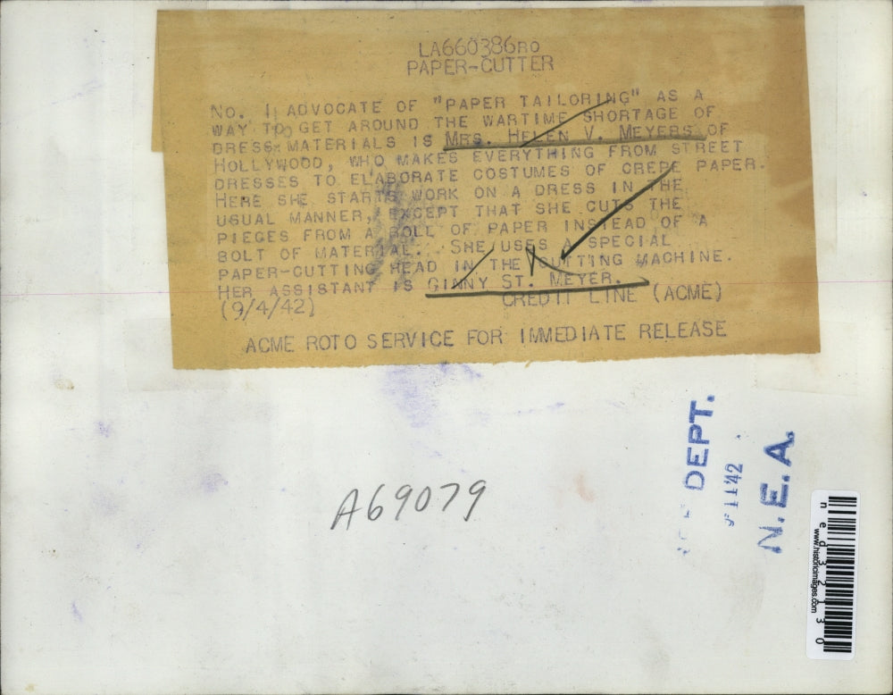 1942 Press Photo Mrs. Helen V. Meyers And Ginny St. Meyer Cut Fabric